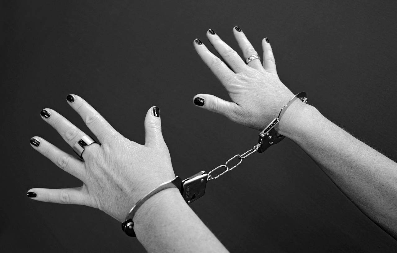 handcuffs, prisoners, woman-964522.jpg